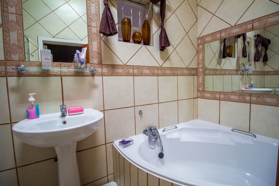 5 Bedroom Property for Sale in Middelpos Northern Cape